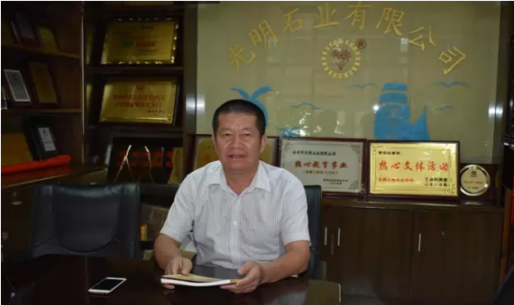 開(kāi)手扶拖拉機(jī)起家的黃明經(jīng)，如何成為南安石材人敬重的前輩？