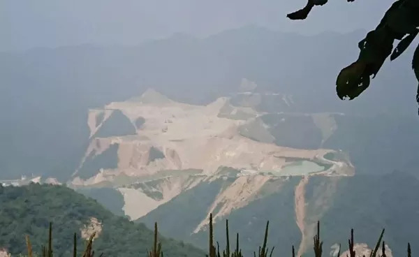 被停產的秦嶺&ldquo;綠色礦山標桿&rdquo;：正在給削平的山體覆蓋綠布