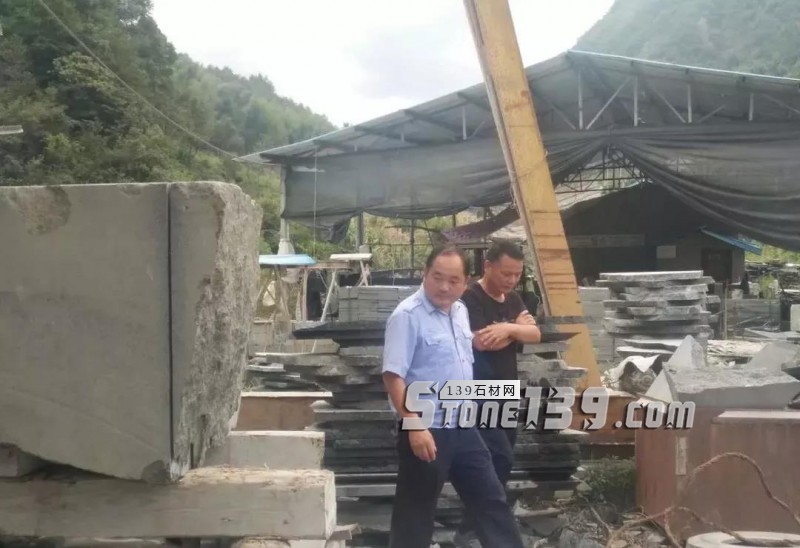 安徽岳西縣（國(guó)產(chǎn)黑金沙產(chǎn)地）對(duì)7個(gè)礦山、10家石材加工廠進(jìn)行聯(lián)合調(diào)查處理