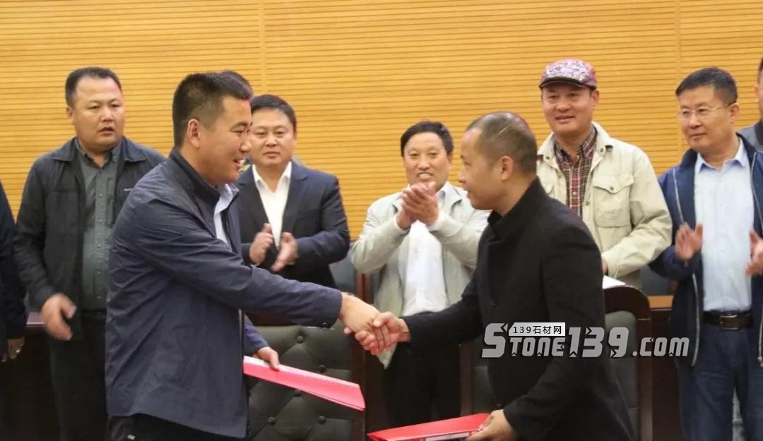 內蒙古鑲黃旗舉行&ldquo;廢棄石材下腳料及石粉綜合利用項目&rdquo;簽約儀式現場
