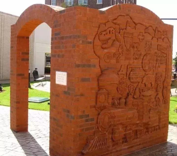 街頭雕刻藝術除了石材還有這么多原來