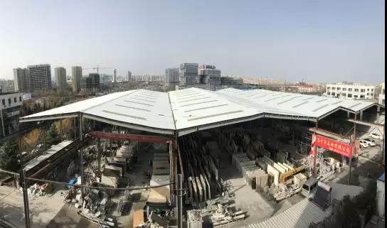 山東青島嶗山區(qū)中韓街道6000平石材廠被拆除，清運(yùn)石料2000噸