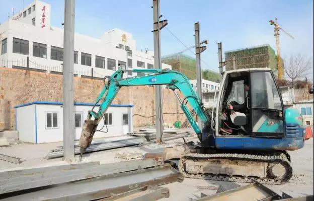 山東青島嶗山區(qū)中韓街道6000平石材廠被拆除，清運(yùn)石料2000噸