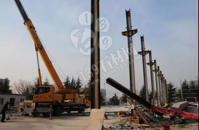 山東青島嶗山區(qū)中韓街道6000平石材廠被拆除，清運(yùn)石料2000噸