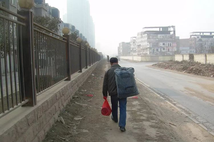 一個被遺忘的42歲石材工人，在車站“過”端午