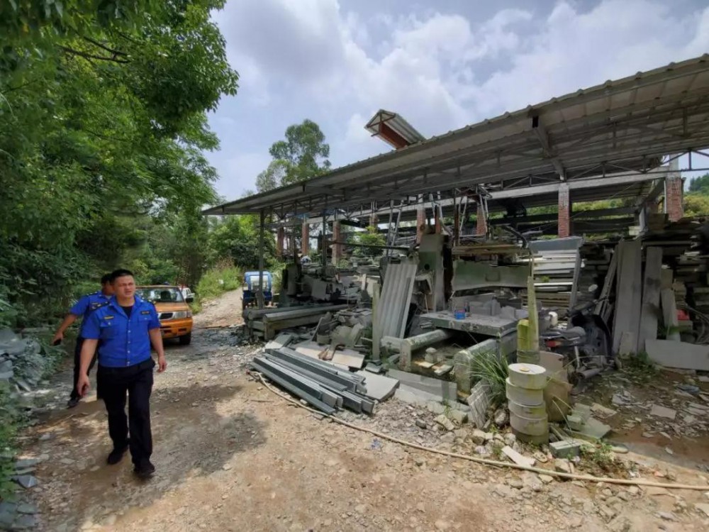 南安市詩山鎮(zhèn)、樂峰鎮(zhèn)查處轄區(qū)內的“三無”石材廠