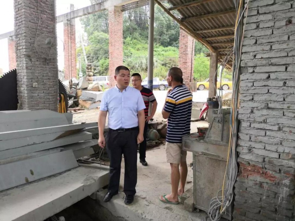 南安市詩山鎮(zhèn)、樂峰鎮(zhèn)查處轄區(qū)內的“三無”石材廠