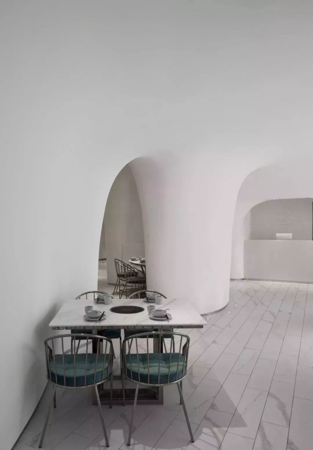 帶您看看上海一家時(shí)尚火鍋餐廳用“爵士白大理石”打造的內(nèi)裝視覺