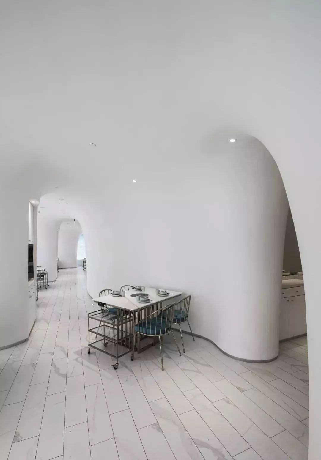 帶您看看上海一家時(shí)尚火鍋餐廳用“爵士白大理石”打造的內(nèi)裝視覺