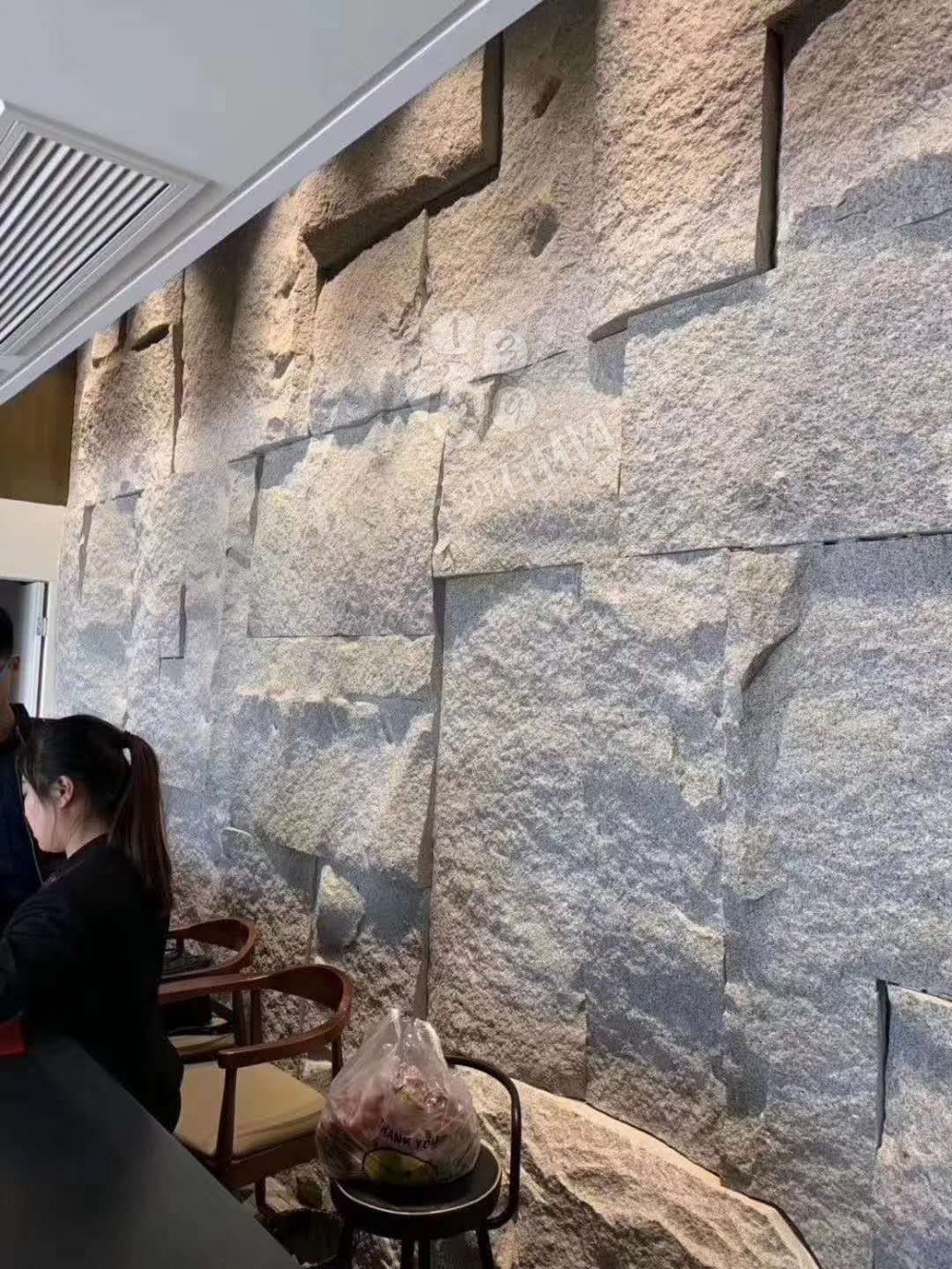 芝麻黑等黑色石材自然面復(fù)古背景墻裝飾 中國風的韻味 世界流行