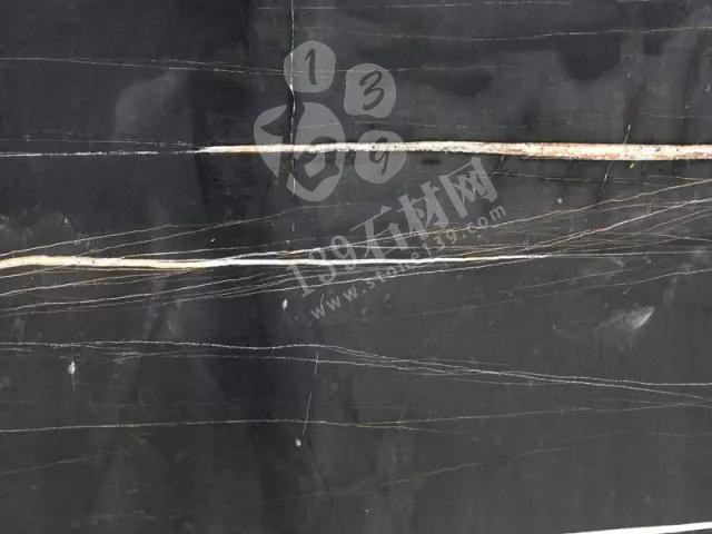 黑色石材帶根的三個品種（黑白根、茶玉、勞倫黑金）對比介紹