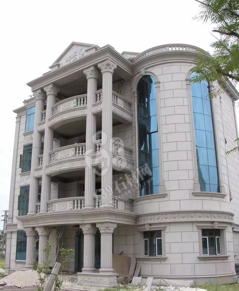 在農村現在還流行蓋的別墅用的是歐式石材門頭