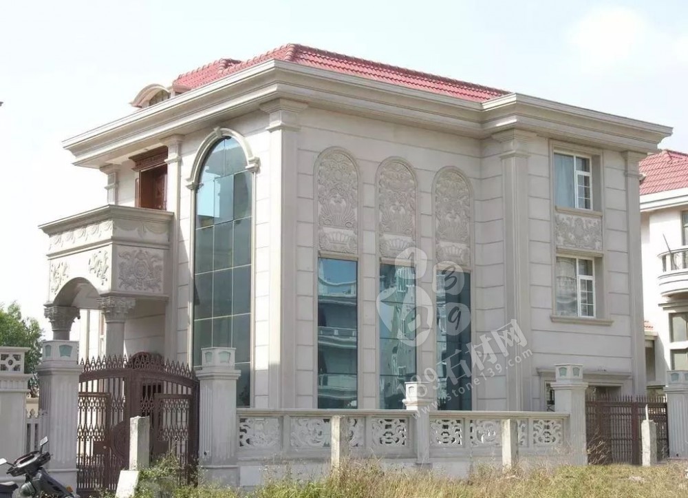 在農村現在還流行蓋的別墅用的是歐式石材門頭