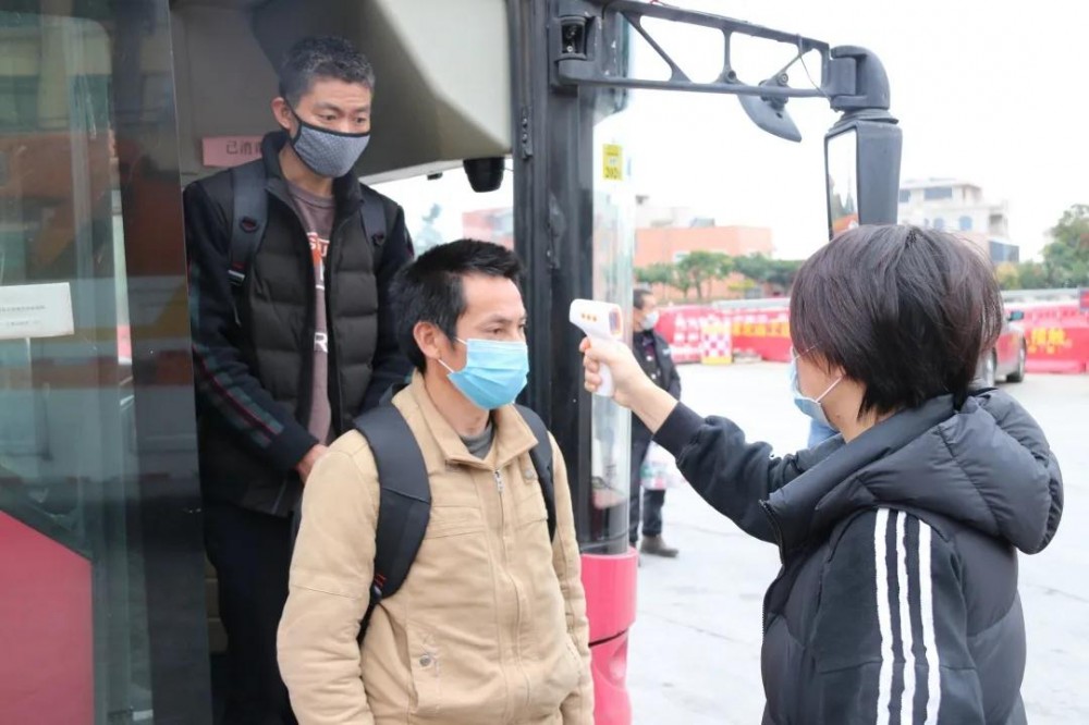 49名省外員工乘政府包車抵達中國石都福建水頭！