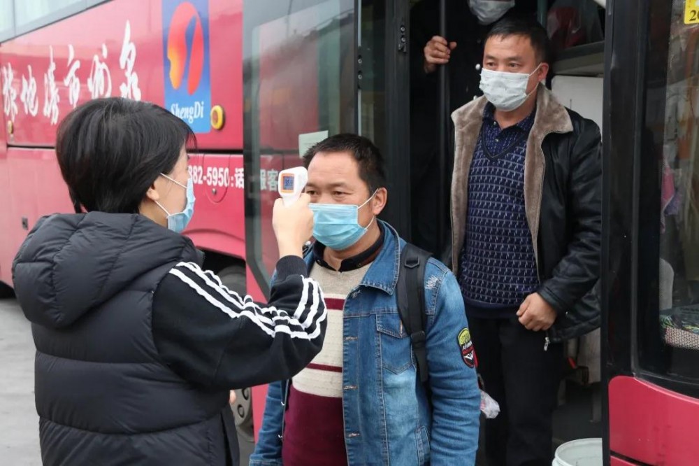 49名省外員工乘政府包車抵達中國石都福建水頭！