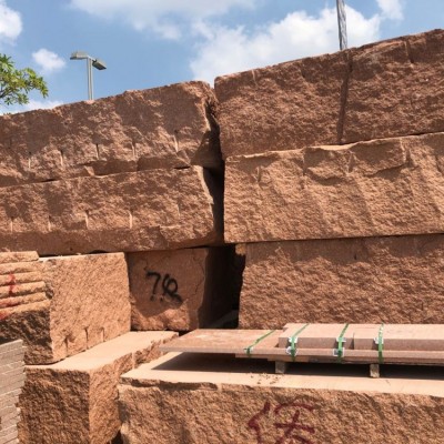 福建水頭市場光澤紅荒料堆場