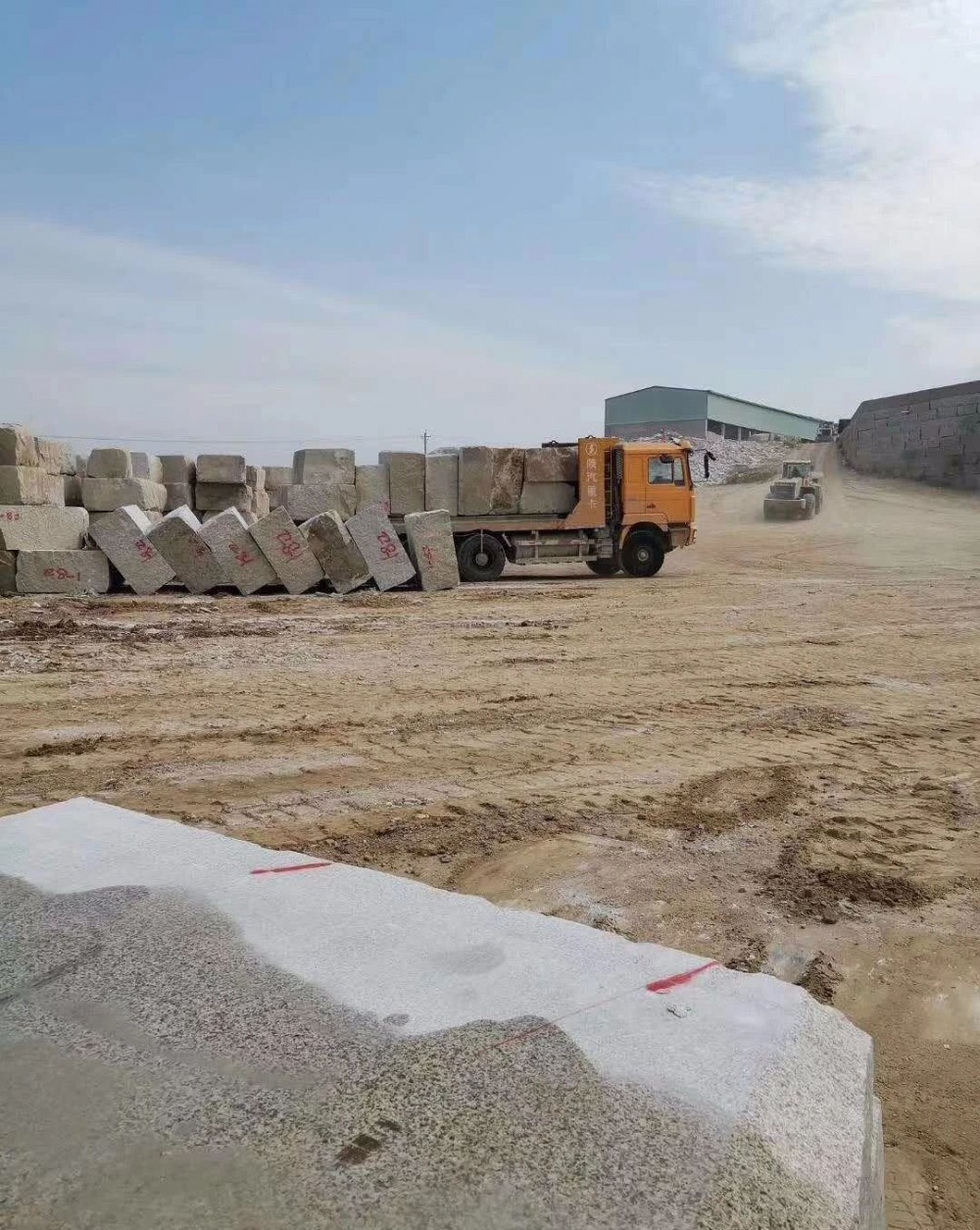 湖北石材最新動態：隨州黃金麻、白麻開始下料了