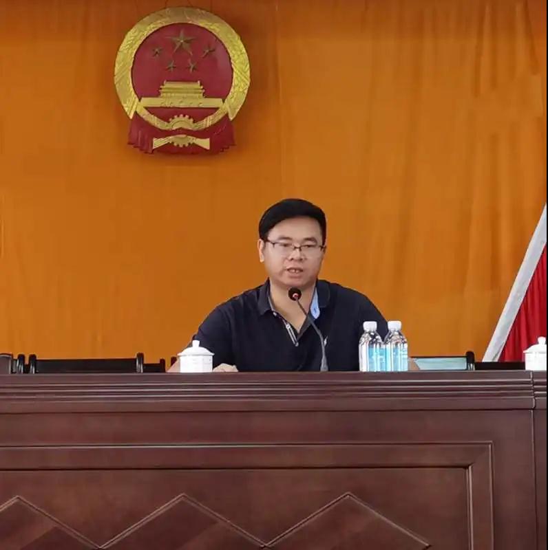 水頭鎮(zhèn)召開固定污染源排污許可發(fā)證登記工作推進會，所有石企9月15日前完成排污證申領(lǐng)