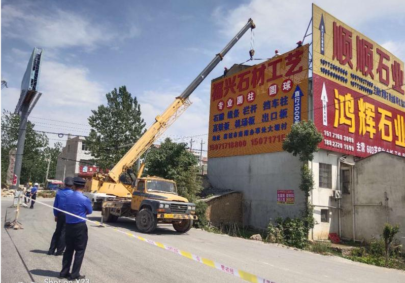 湖北麻城市進行石材產業園沿線戶外廣告牌進行了專項整治