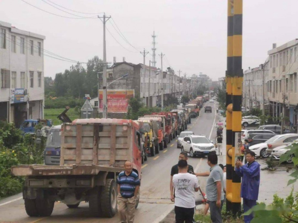 麻城發生重大塌方險情！麻城石材人無償運送5000方石材荒料進行拋石固腳！點贊！