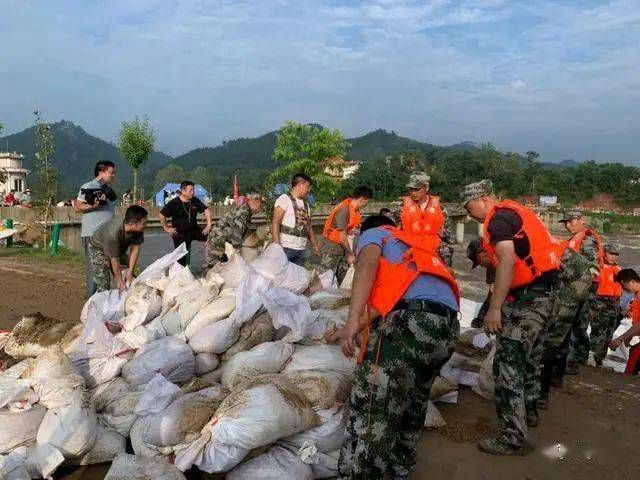 麻城發生重大塌方險情！麻城石材人無償運送5000方石材荒料進行拋石固腳！點贊！