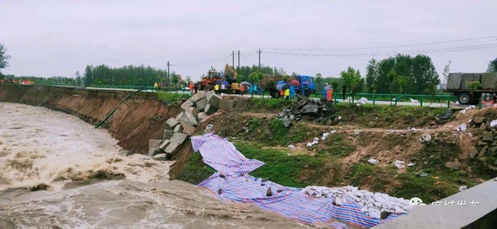 麻城發生重大塌方險情！麻城石材人無償運送5000方石材荒料進行拋石固腳！點贊！
