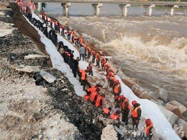 麻城發生重大塌方險情！麻城石材人無償運送5000方石材荒料進行拋石固腳！點贊！