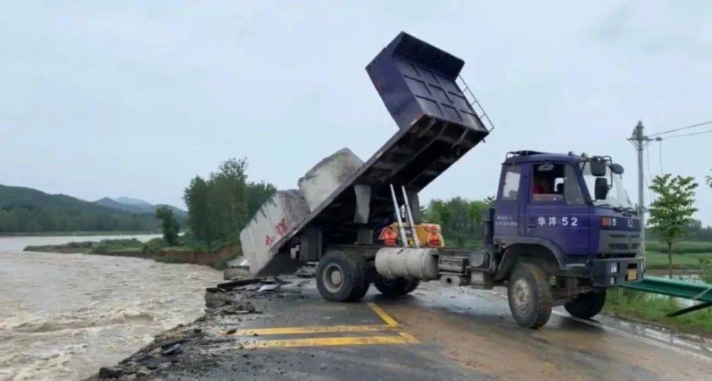 麻城發生重大塌方險情！麻城石材人無償運送5000方石材荒料進行拋石固腳！點贊！