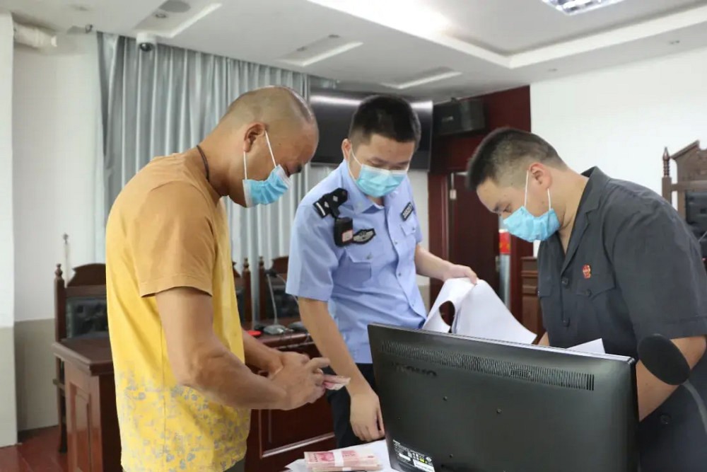 時隔4年！福建南安52名工人追回近135萬被欠工資