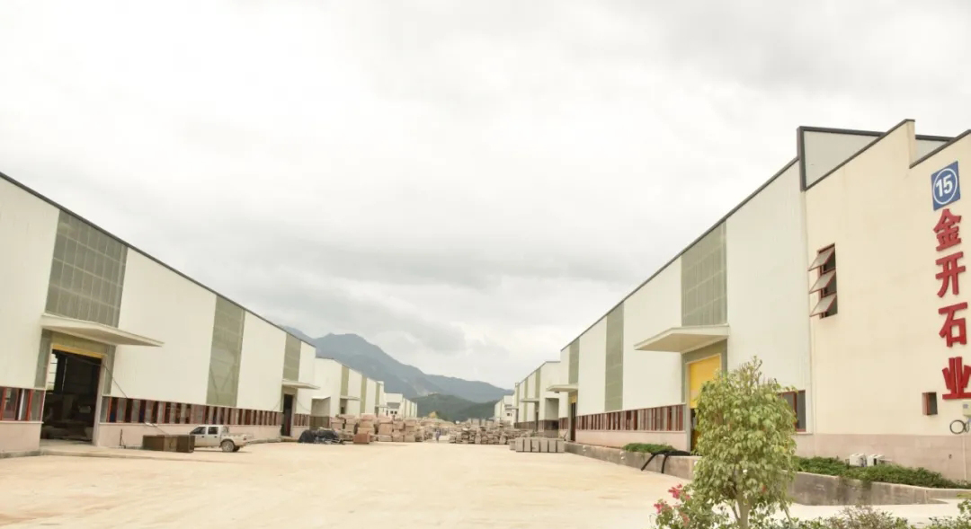 永定區(qū)委書記帶隊(duì)調(diào)研龍湖保護(hù)與開發(fā)和永定紅石材循環(huán)經(jīng)濟(jì)產(chǎn)業(yè)園建設(shè)情況