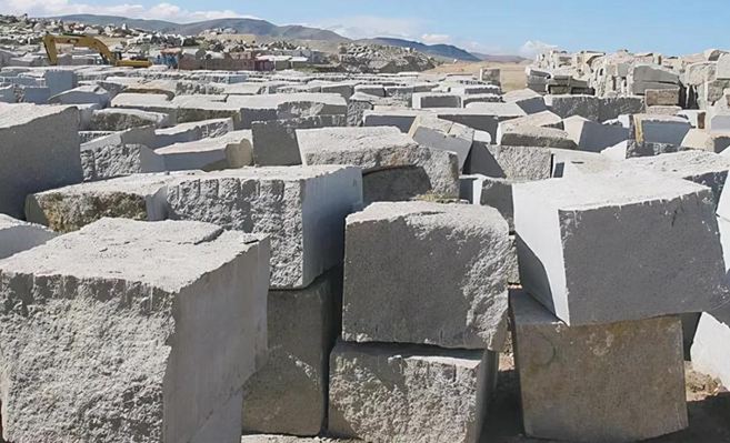 “中國(guó)塞北石材之鄉(xiāng)”內(nèi)蒙古鑲黃旗石材礦山和金鉆瑪（塞北金麻）白金瑪（蒙古白麻）產(chǎn)品欣賞！