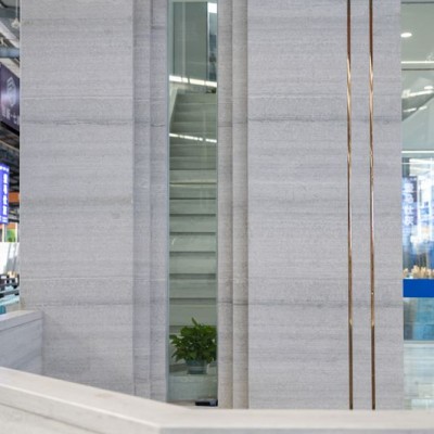 藍木紋大理石外墻搭配金屬銅條的裝飾效果